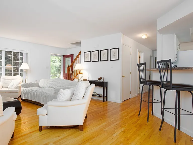 871 Franklin St — Photo 10