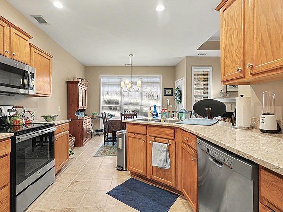 5th image of 302 Stallion Rd