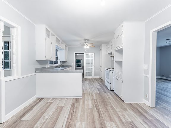 4th image of 209 School Ave