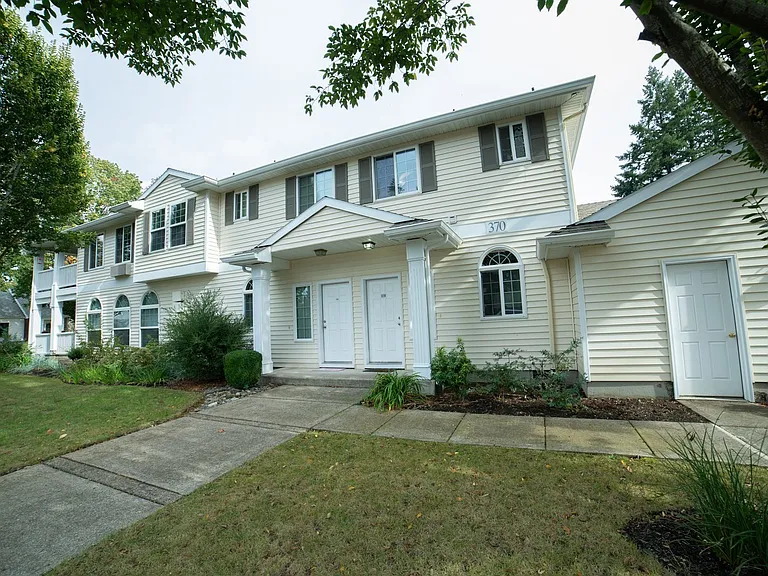 370 N Douglas St — Photo 2