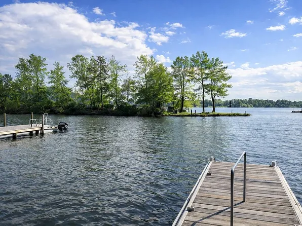 137 Breezy Bay Cir, Gilbert, SC 29054