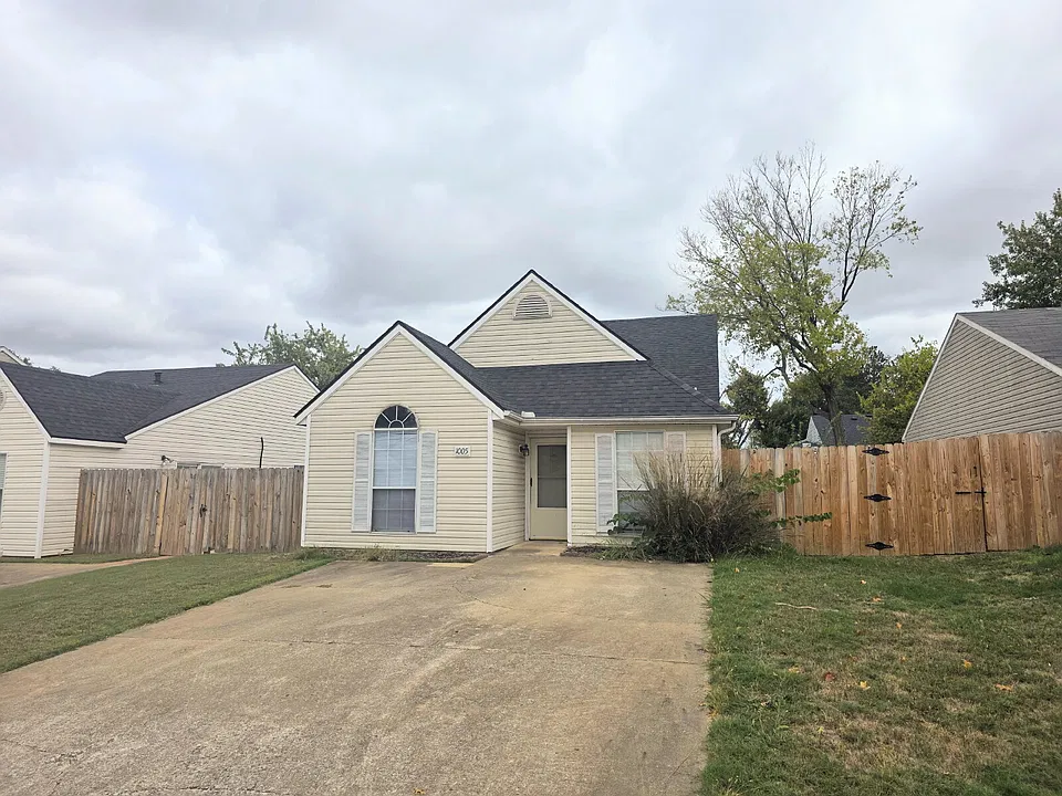 1005 S 24th Pl