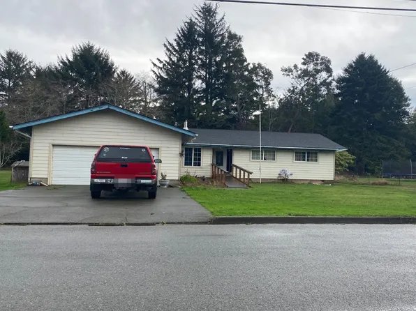 740 Vipond Dr, Crescent City, CA 95531