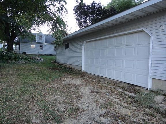 2nd image of 106 N 5th St