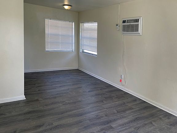3rd image of 810 1/2 Palm Bluff St #B