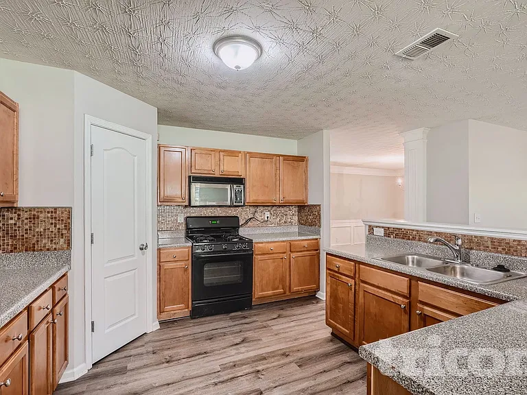 552 Howell Dr — Photo 7