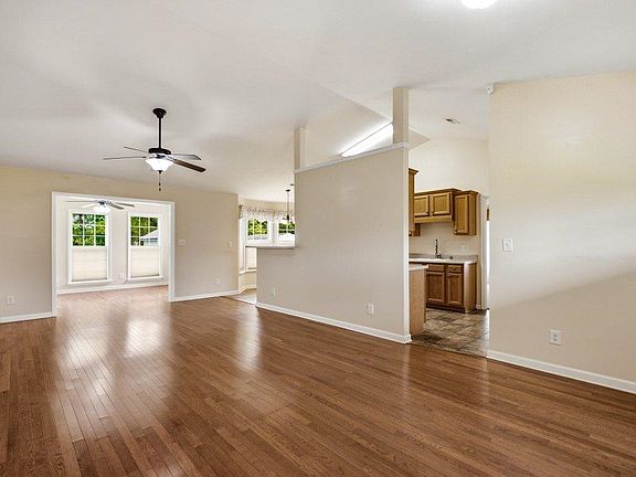 4th image of 1121 Augustus Dr.