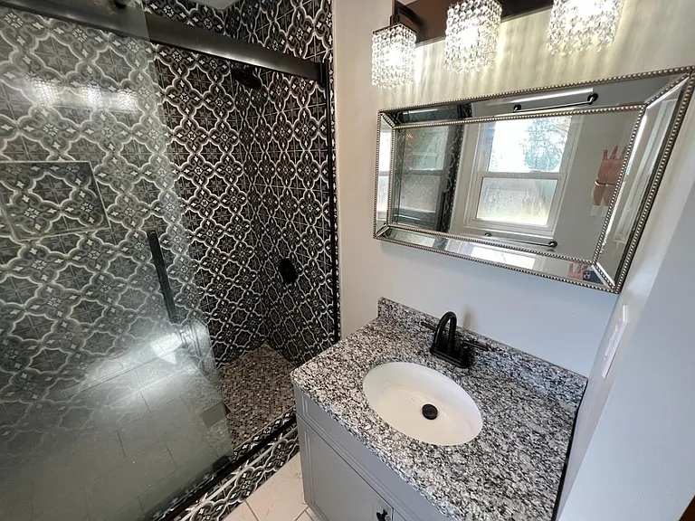 1502 Lynn Way — Photo 22
