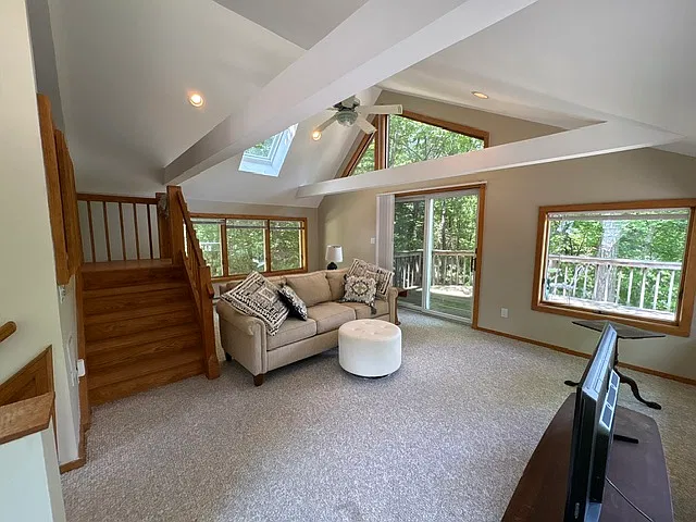 40 Looking Glass Hill Rd