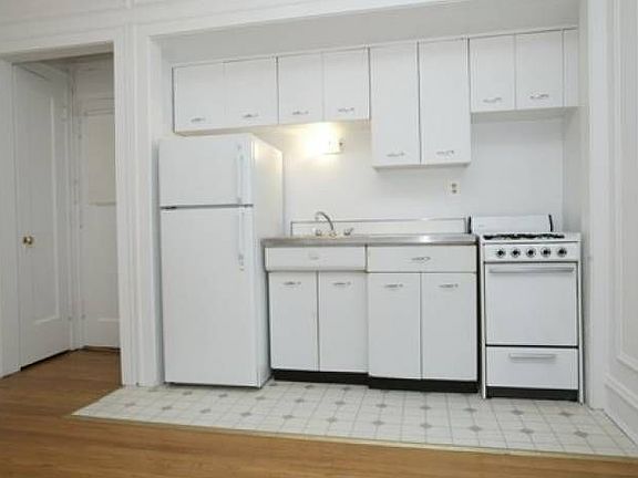 3rd image of 1055 W Glenlake
