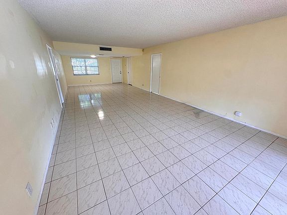 4th image of 901 Cypress Terrace #103