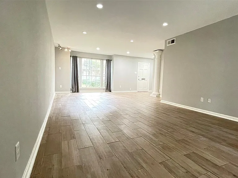 403 N Post Oak Ln #403 — Photo 4