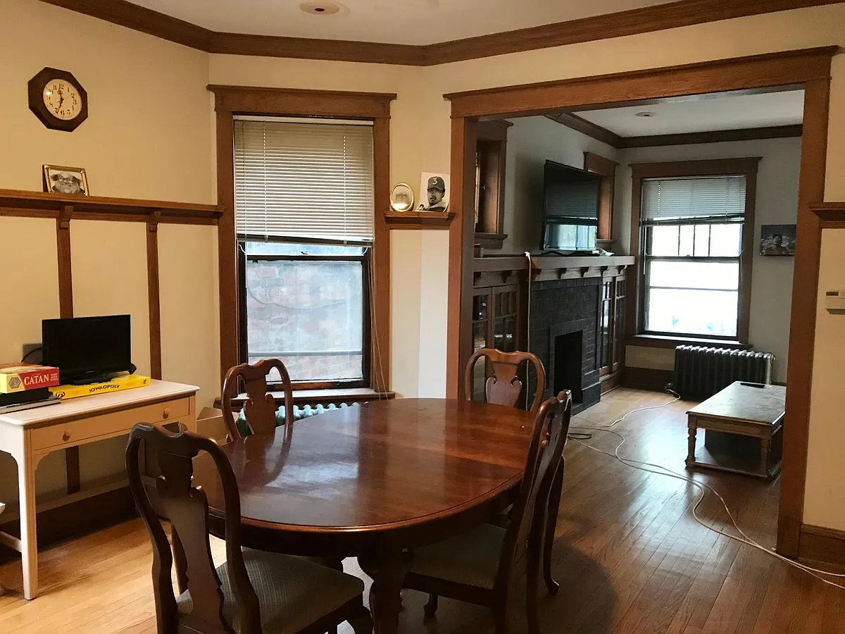 Building Photo - 1302 W Addison St #1