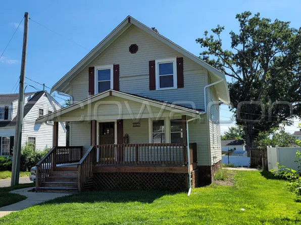 1112 Maplewood Dr NE, Cedar Rapids, IA 52402