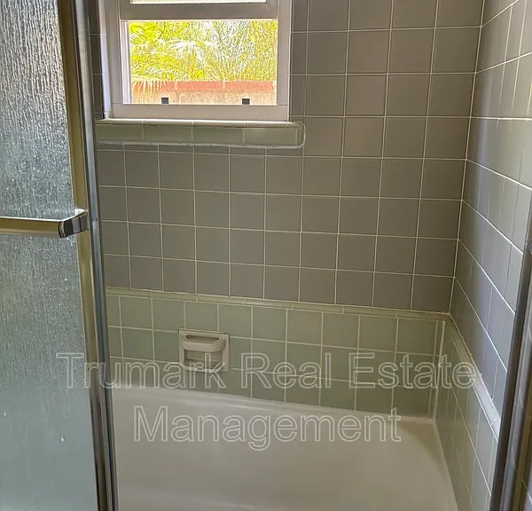 1037 E Glenoaks Blvd #A — Photo 4