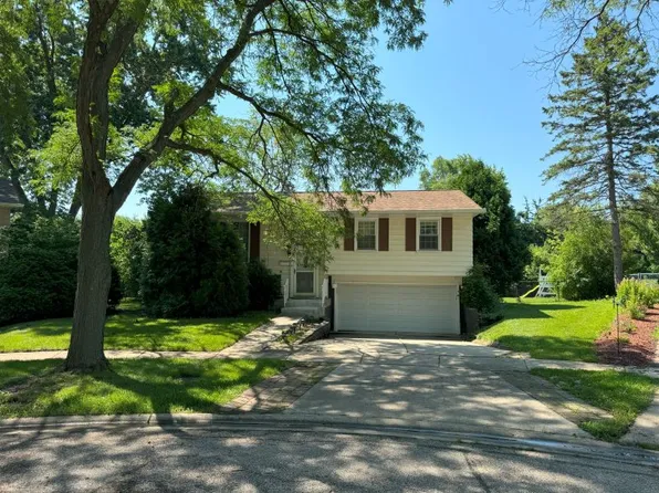 9 Greenwood Ct S, Buffalo Grove, IL 60089