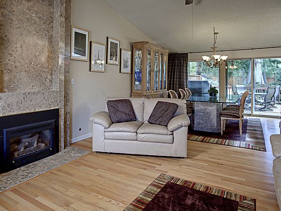 Open seating, great for entertaining