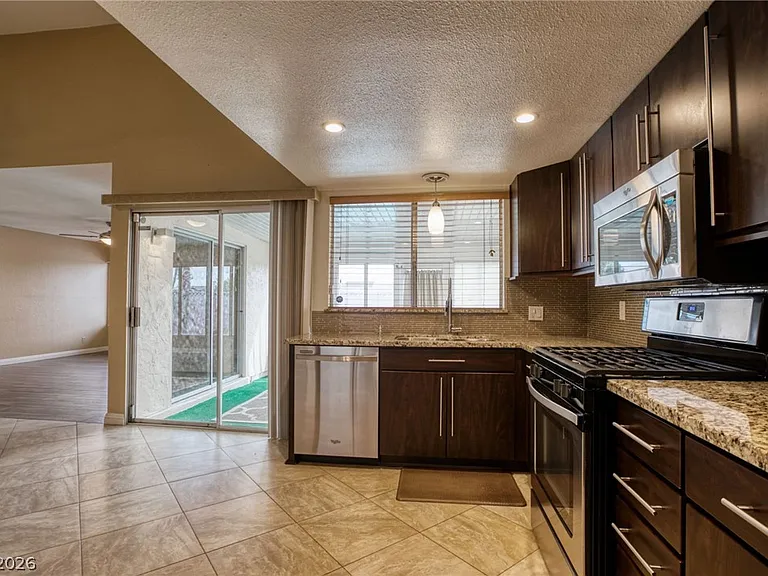 3956 Clear View Dr — Photo 11