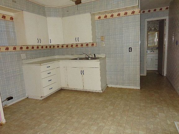 3rd image of 826 Fairwood Ave