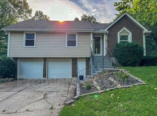 203 SE Keystone Dr, Lees Summit, MO 64063