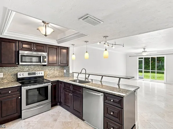 136 Cypress Way E APT 4, Naples, FL 34110