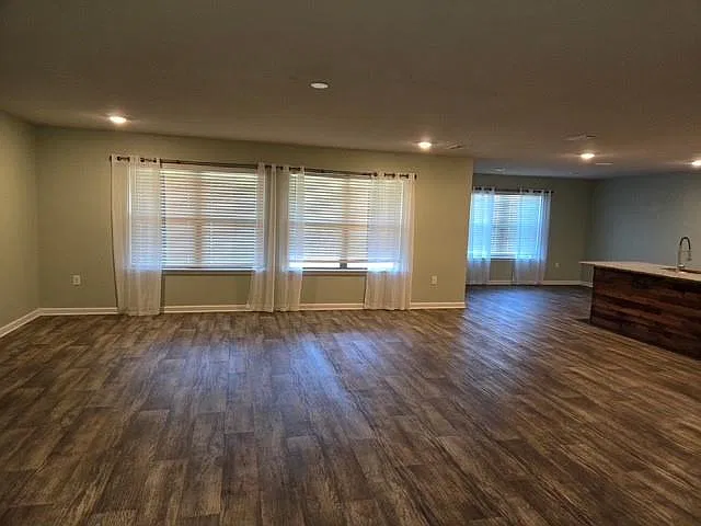 4 bed, 2.0 bath, 2326 sqft, $2,395 — Photo 3