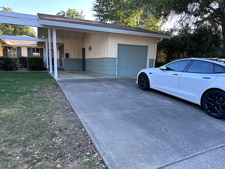 638 Radcliffe Dr — Photo 2