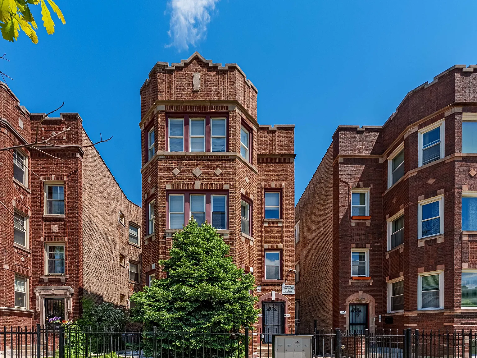 2 bed, 900 sqft, $1,350 — Photo 1