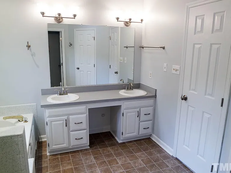 4913 Liverpool Ln — Photo 1