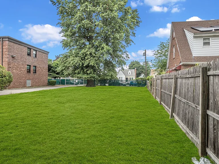 103 Lawson St #B — Photo 14