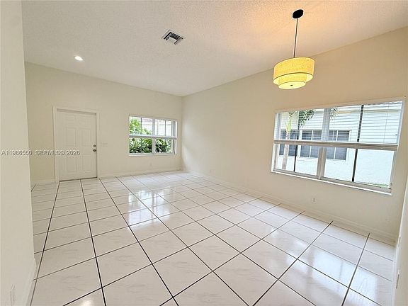 3rd image of 964 Tanglewood Cir
