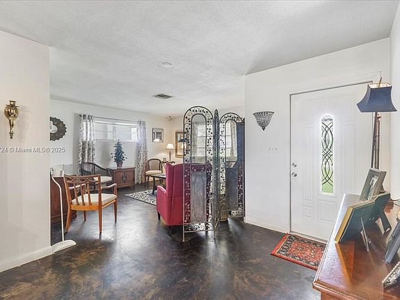 5th image of 216 Rockcliff Ave