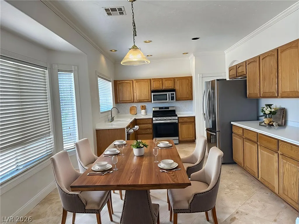 4 bed, 2.5 bath, 2412 sqft, $2,295 — Photo 4
