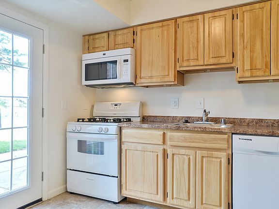 Classic town home kitchen with/patio
