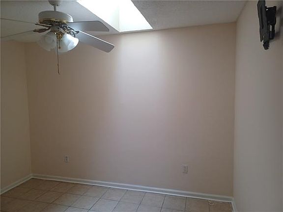 5th image of 19425 Slemmer Rd #2