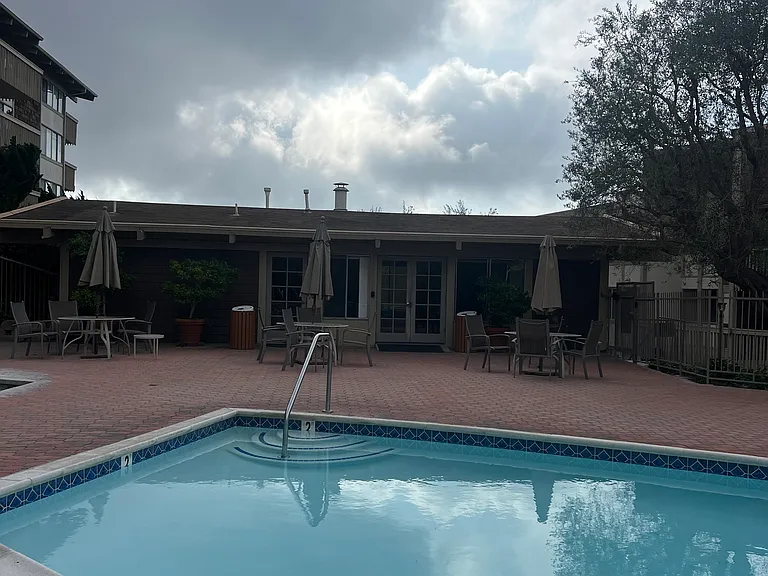 6526 Ocean Crest Dr — Photo 3
