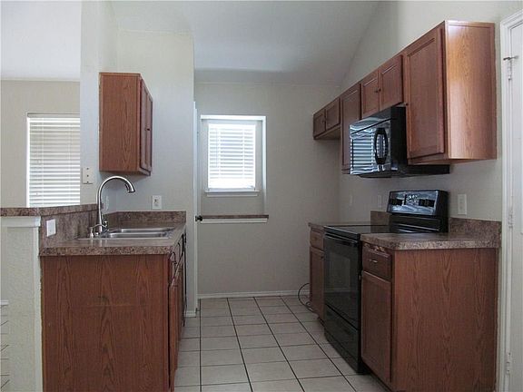 4th image of 2933 Oakshire St