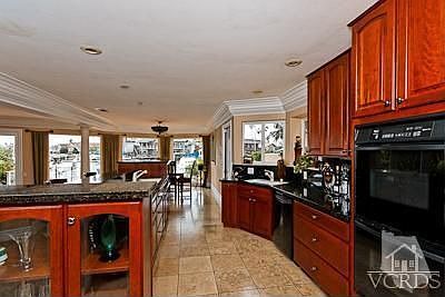 4th image of 952 Peninsula Blvd