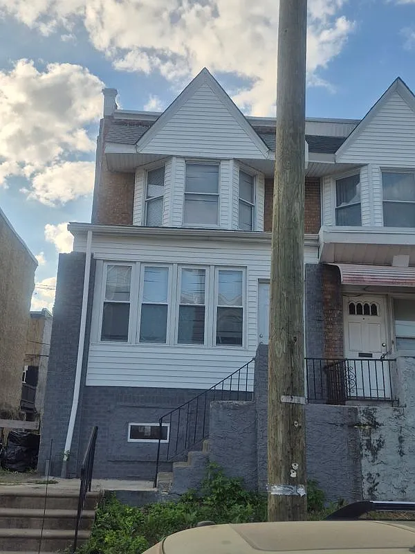 3 bed, 1.0 bath, 1320 sqft, $1,990 — Photo 1