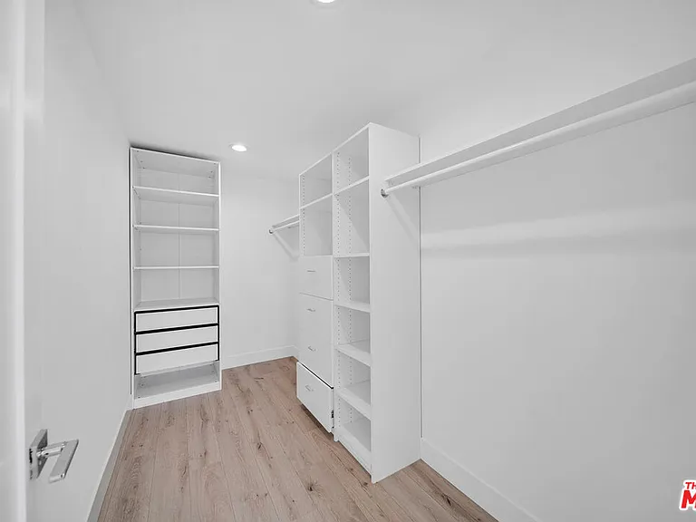 23500 Aetna St — Photo 8
