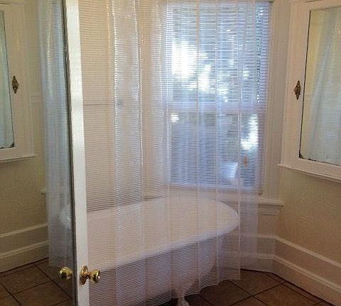 bathroon with shower curtain