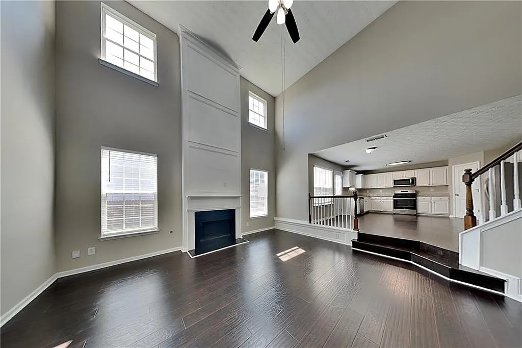 4 bed, 3.0 bath, 2696 sqft, $2,425 — Photo 2