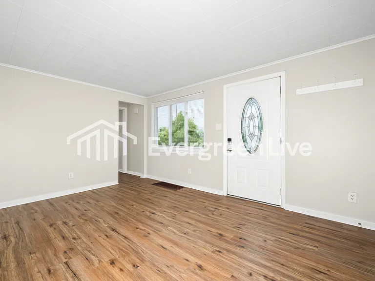 610 Maplehurst Dr — Photo 3