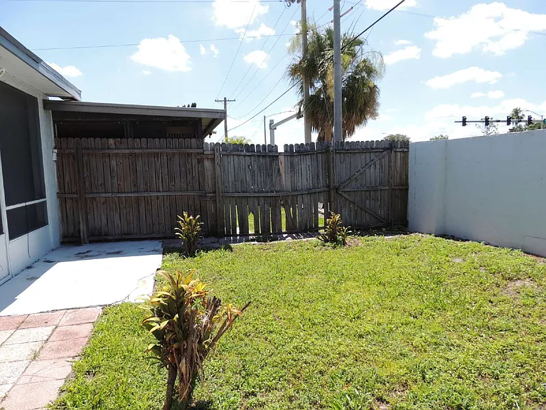 944 Burlwood St — Photo 31