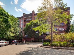 209 Rivershire Ln APT 301, Lincolnshire, IL