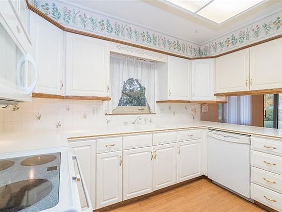 3rd image of 2752 Woodmont Dr