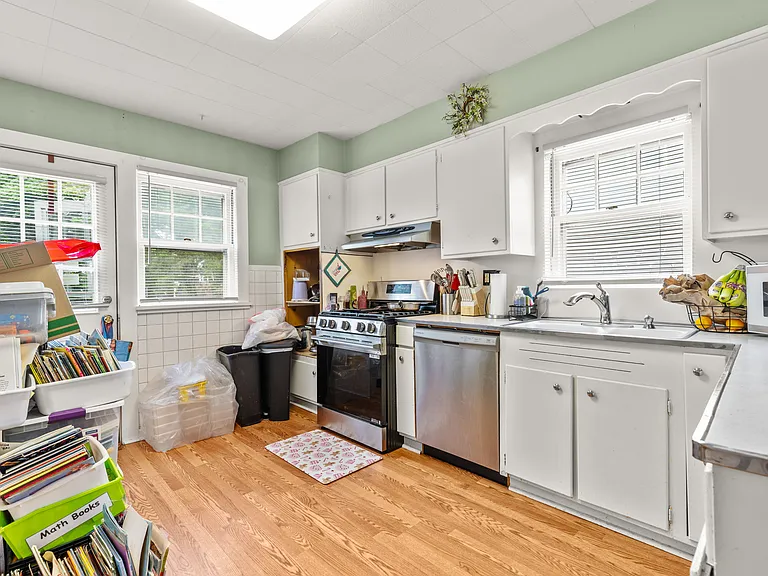 139 Van Ave — Photo 6