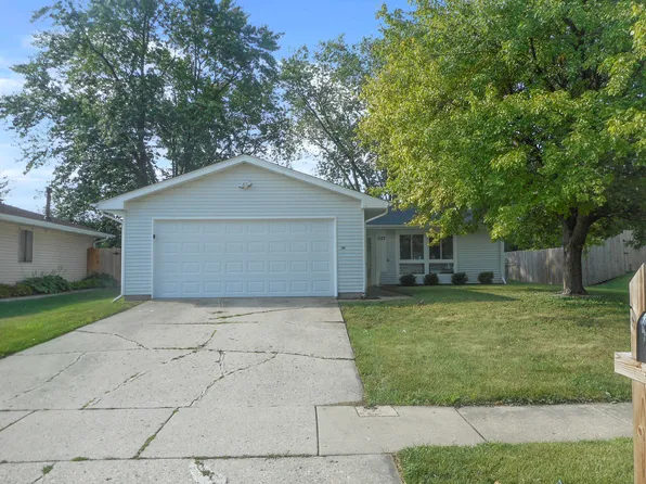 1127 Highbury Dr, Elgin, IL 60120