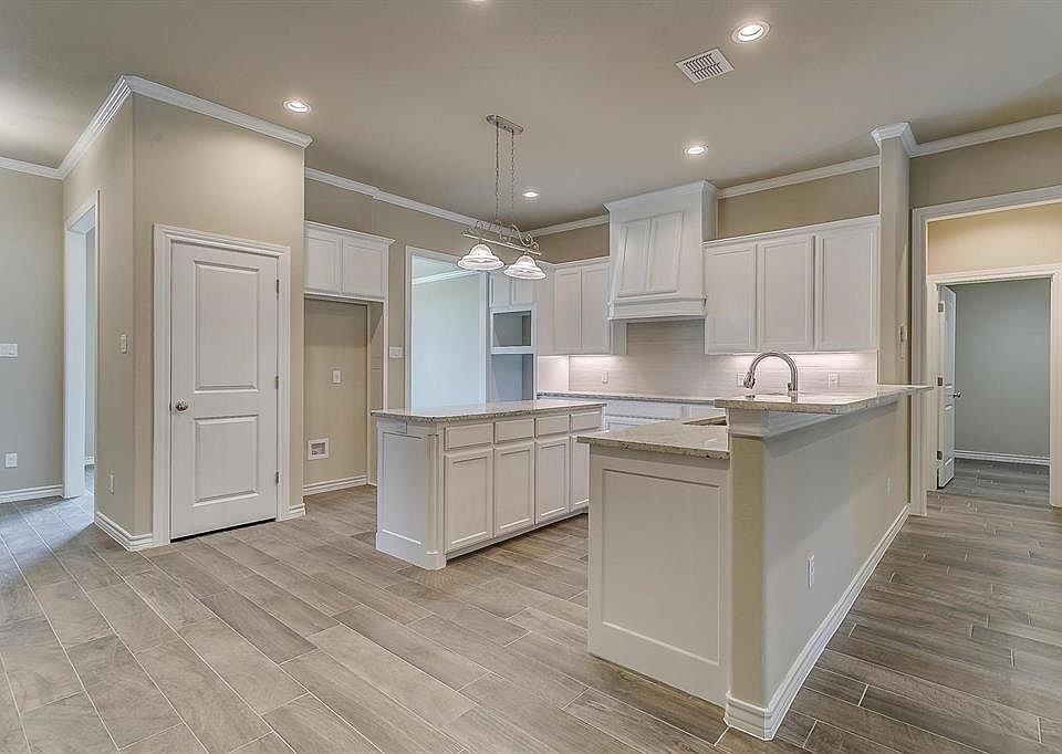 2nd image of 505 Oak Forest Ct