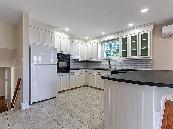 2nd image of 324 Kinlock Rd